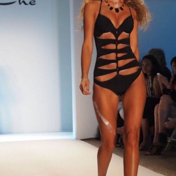 A. Che Luna Maillot Onyx-Feather One-Piece 4B NEW - Picture 1 of 12